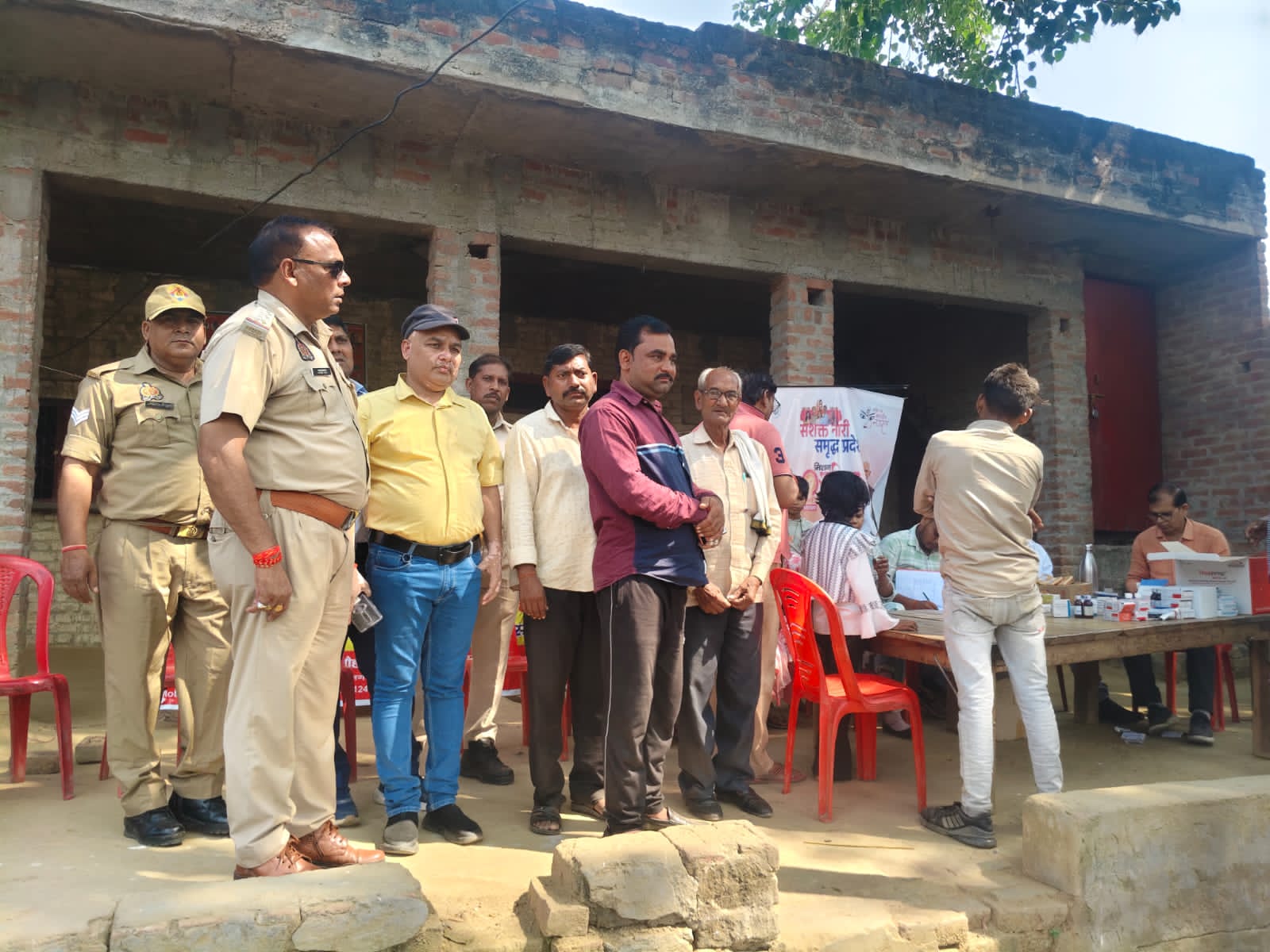 KASGANJ NEWS मिशन शक्ति टीम का सराहनीय प्रयास: डेंगू-मलेरिया से पीड़ित गांव में लगाया गया चिकित्सा शिविर