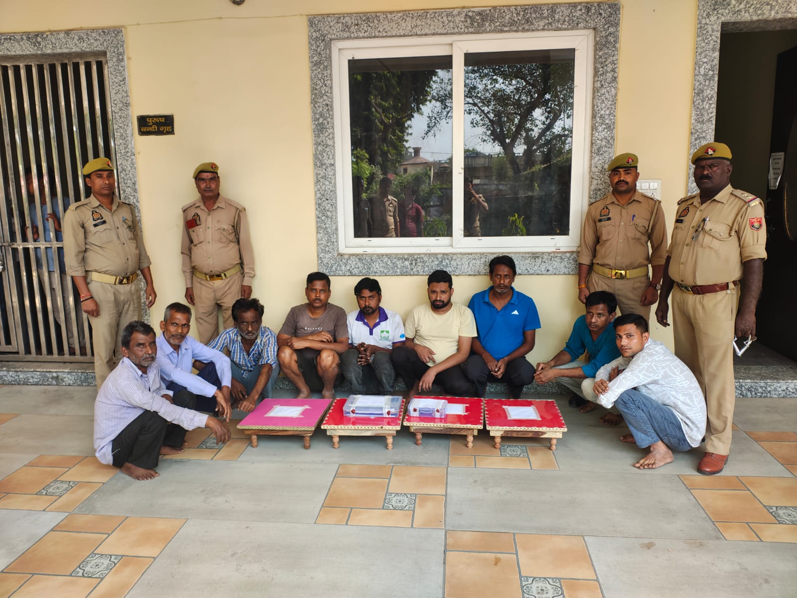 Bareilly News: बारादरी पुलिस का गंगापुर में छापा, सट्टा माफिया तन्नू और अर्जुन फरार, नौ लोग गिरफ्तार 