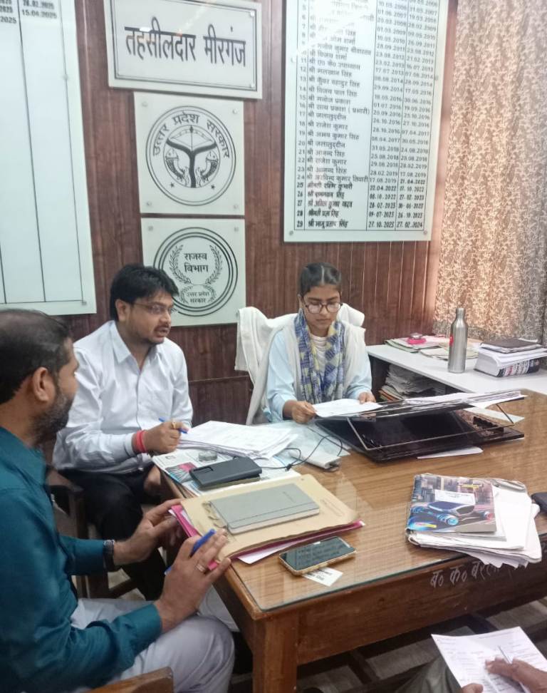 Bareilly News : आरपी इंटर कॉलेज मीरगंज की छात्रा हिफ़्ज़ा फ़ातिमा बनी 1 दिन की तहसीलदार, फरियादियों को सुना