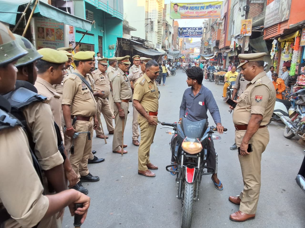 KASGANJ NEWS दीपावली पर्व को लेकर सीओ संदीप वर्मा ने किया पैदल गश्त, सुरक्षा व्यवस्था को लेकर दिए कड़े निर्देश