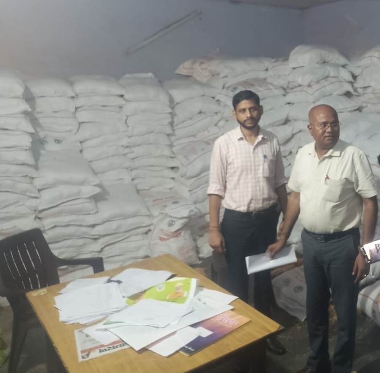 Bareilly News : बाल विकास परियोजना कार्यालय पर खामियों की जांच को पहुंचे डीपीओ, सीडीपीओ और सुपरवाइजर की लगी  लताड़