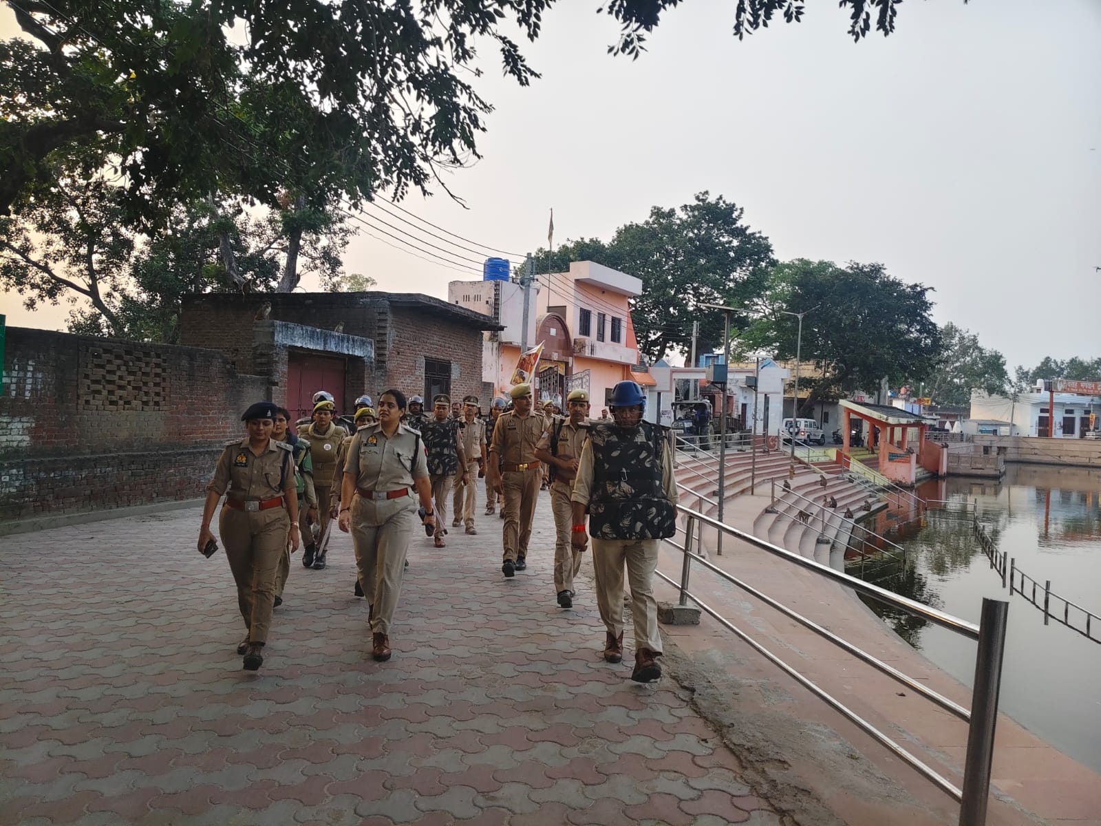 KASGANJ NEWS त्योहारों पर एसपी एक्शन मोड में, सोरों में पैदल गश्त कर दिया शांति व्यवस्था का संदेश