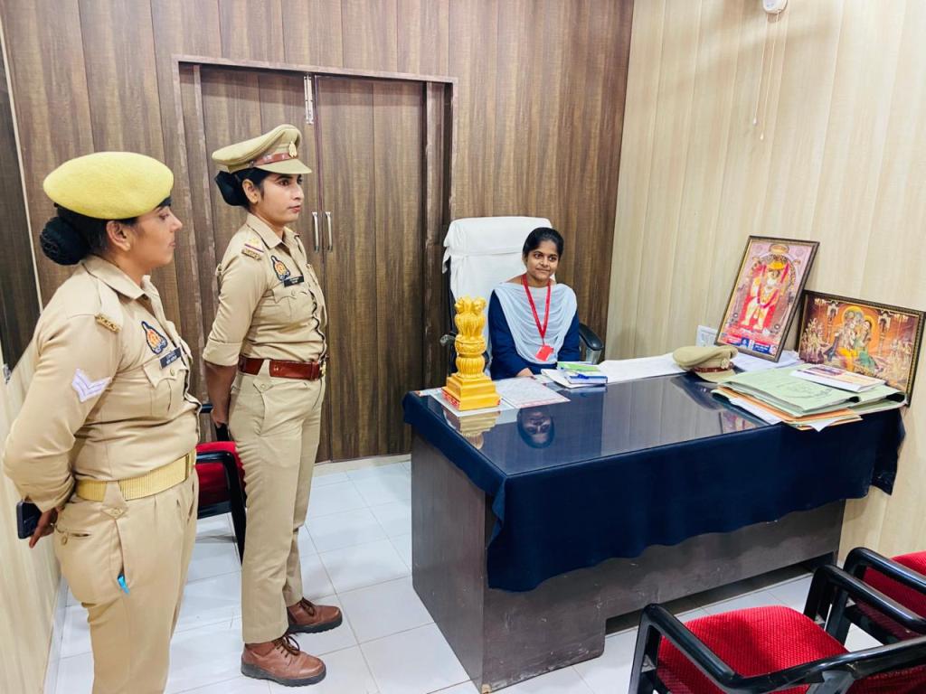 Bareilly News : छात्रा मनु गुप्ता एक दिन की बनीं थाना प्रभारी, संभाली जिम्मेदारी और किया जनसंपर्क 