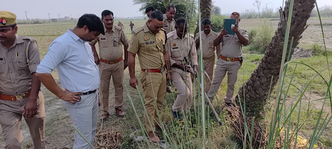 KASGANJ NEWS पटियाली के नगला हीरा गांव में धधक रही थी अवैध शराब की भट्टी, भनक लगते ही अवैध शराब के खिलाफ बड़ी कार्रवाई, सैकड़ों लीटर कच्ची शराब और हजारों लीटर लहन नष्ट