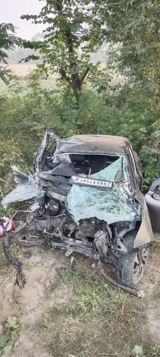 KASGANJ NEWS श्रद्धालुओं की बलेनो कार ट्रक से टकराई, चालक की मौत, चार घायल