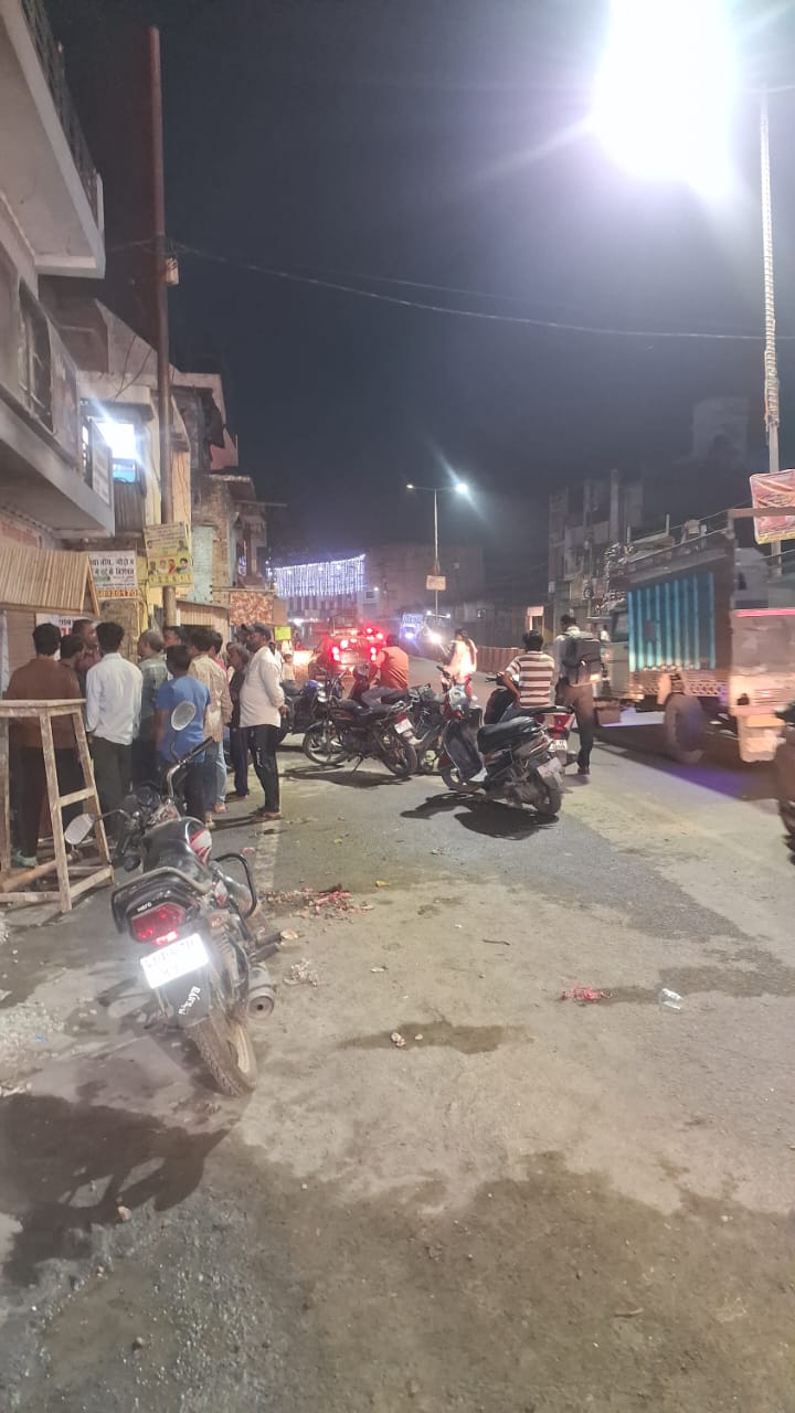 KASGANJ NEWS धनतेरस पर कासगंज में टी स्टॉल कैफे में लगी भीषण आग, स्थानीय लोगों ने 2 घंटे की मशक्कत के बाद पाया काबू, फायर ब्रिगेड नहीं पहुंची मौके पर