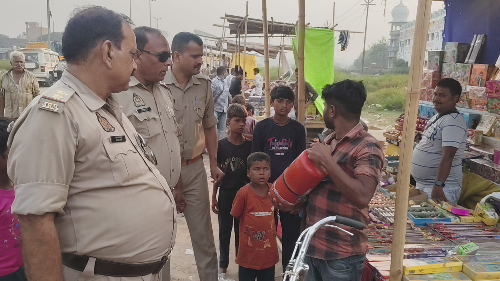 KASGANJ NEWS नाबालिग पटाखों से दूर रहे, सुरक्षा के दृष्टिगत सोरों प्रभारी निरीक्षक ने पटाखा मार्केट का किया निरीक्षण