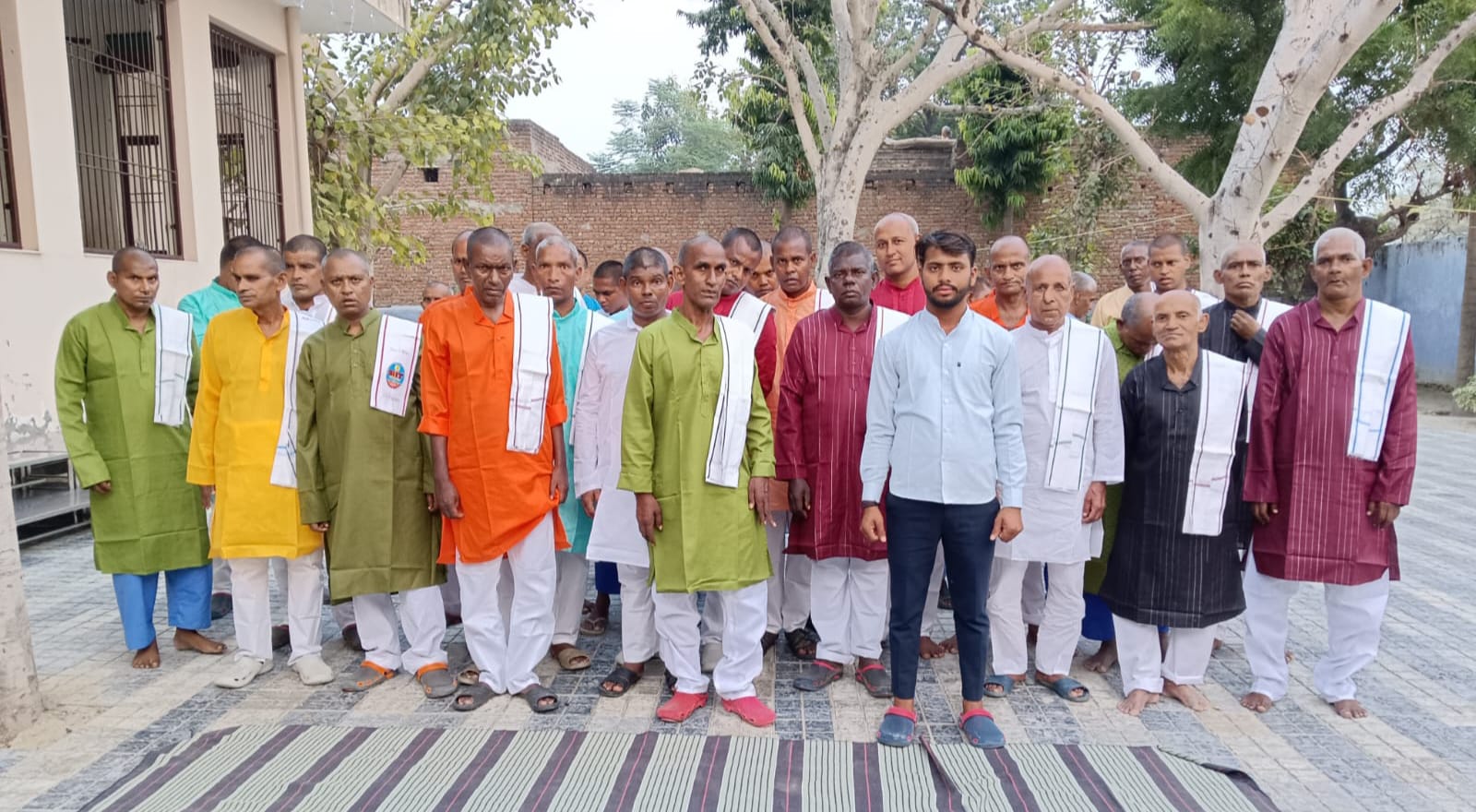 KASGANJ NEWS: मानवता की मिसाल बने सोरों कोतवाल, बेसहारों के साथ मनाई दिवाली