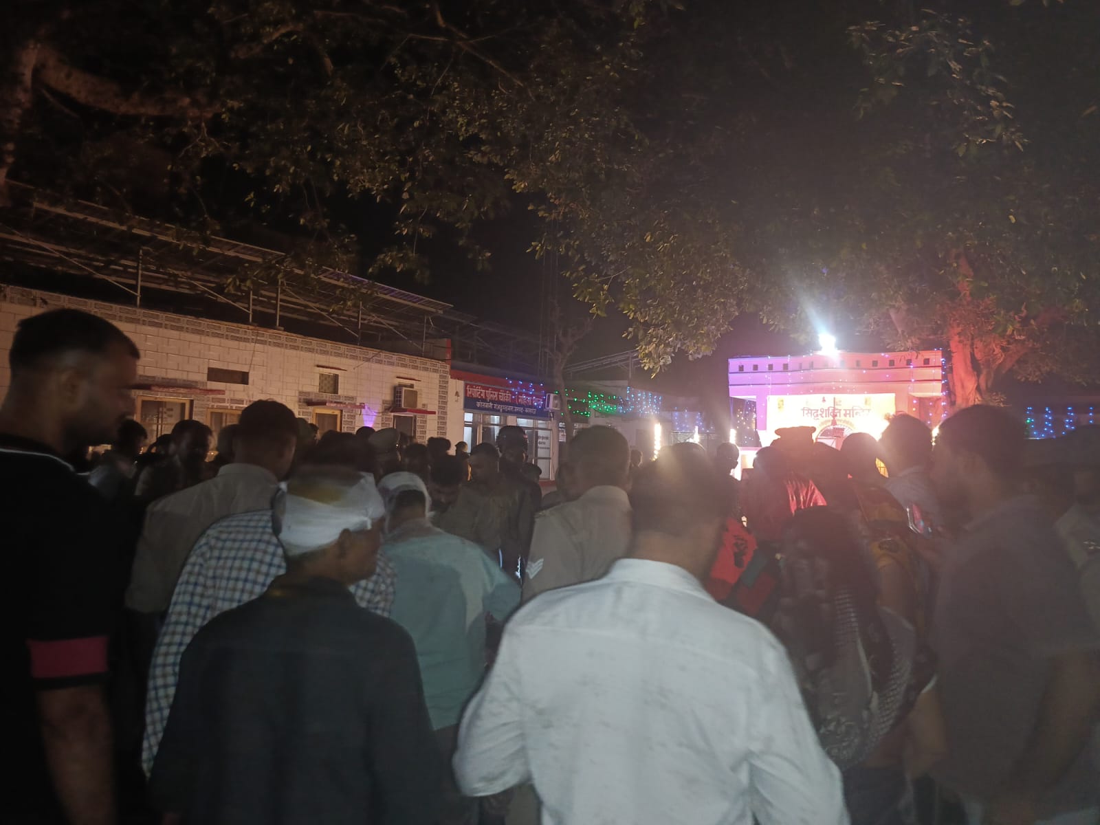 KASGANJ NEWS: गंजडुंडवारा के ढकरई गांव में खूनी संघर्ष में एक की मौत, परिजनों ने थाने का घेराव कर किया जमकर हंगामा