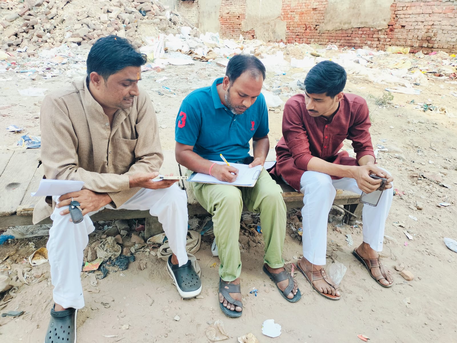 KASGANJ NEWS सड़क किनारे पेशाब कर रहे युवक का मोबाइल छीनकर बाइक सवार फरार, सोरों में अज्ञात लुटेरों के खिलाफ तहरीर