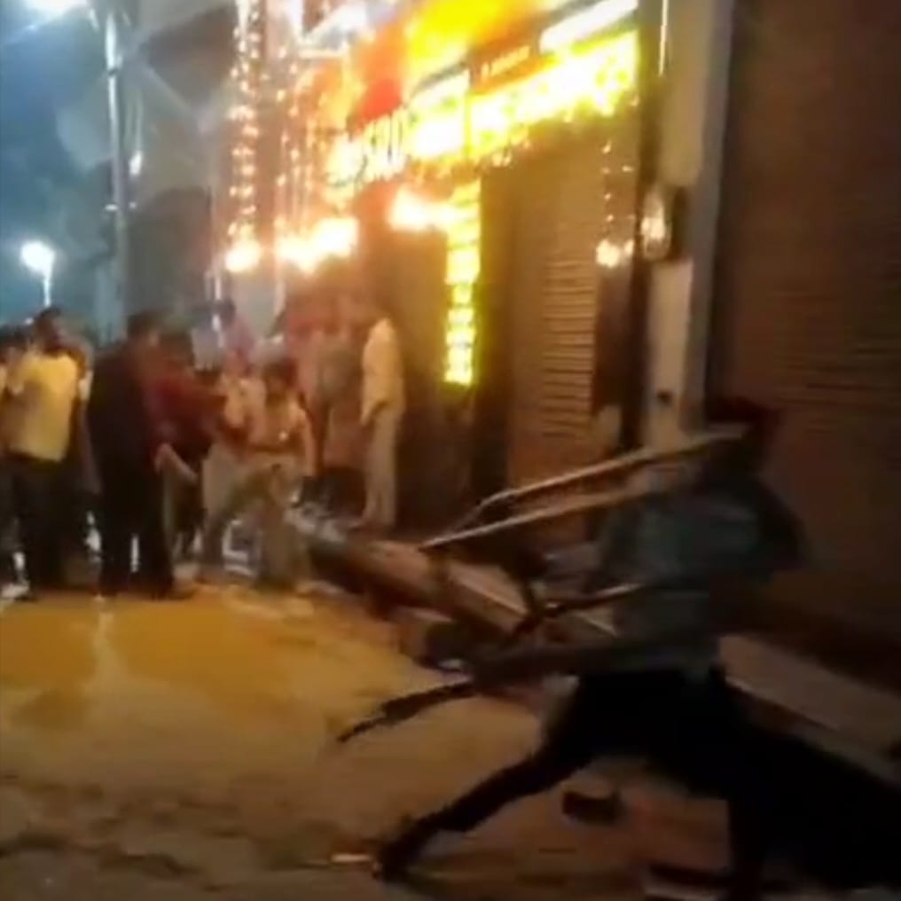 KASGANJ NEWS दीपावली की रात पटाखा चलाने को लेकर दो समुदायों में बवाल, लाठी-डंडे चले, तीन युवक हिरासत में