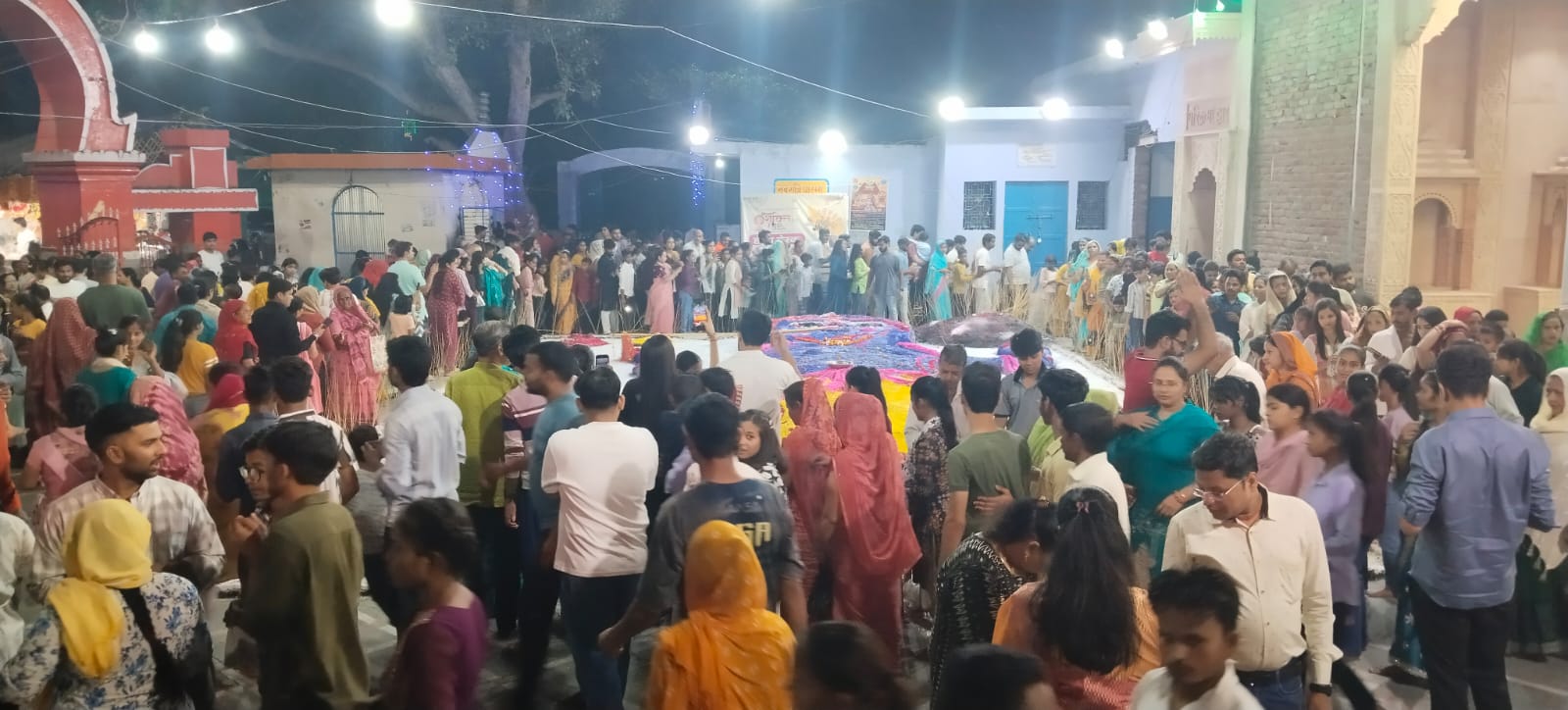 KASGANJ NEWS तरोरा मंदिर पर 30 बैलगाड़ियों के गोबर से बना 30 फुट लंबा गोवर्धन महाराज, श्रद्धालुओं की उमड़ी भीड़