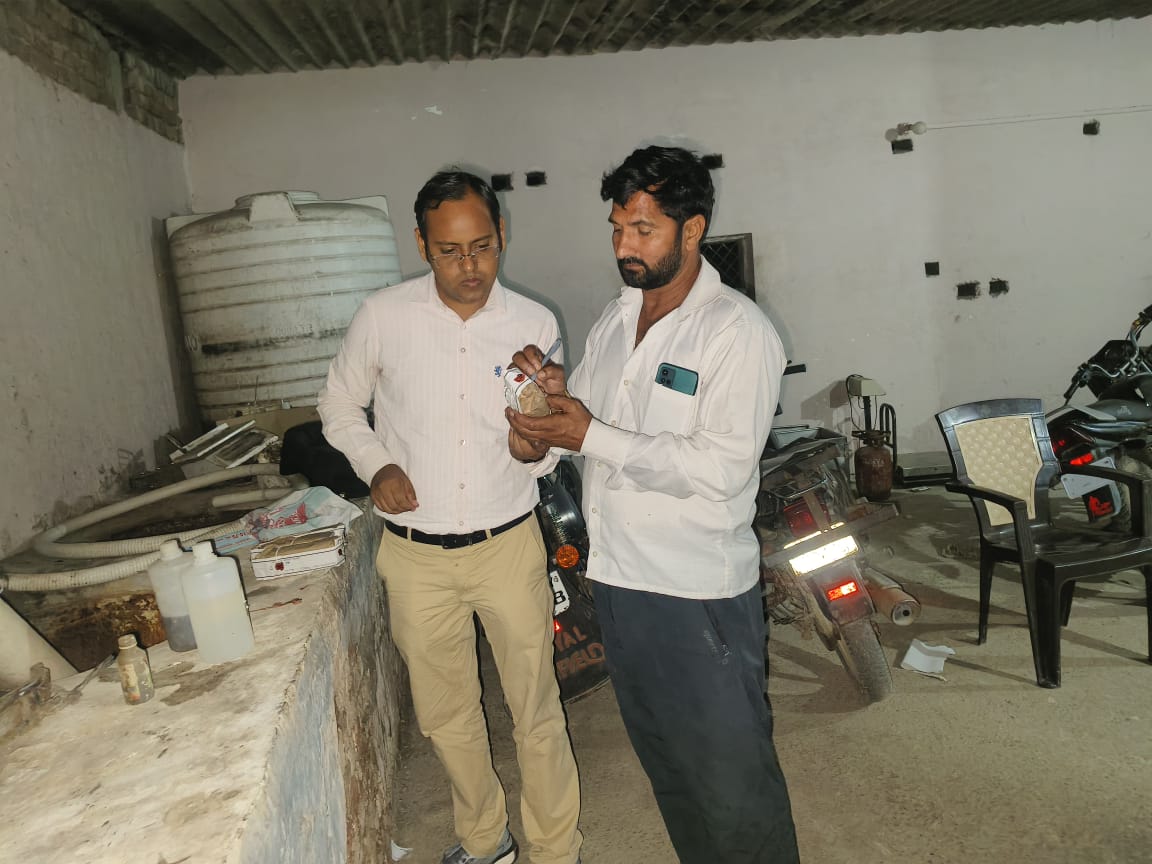 Mathura News: बाजार में खपाने को लाया गया दूषित पनीर और मिल्क क्रीम, खाद्य सुरक्षा विभाग ने नष्ट कराया