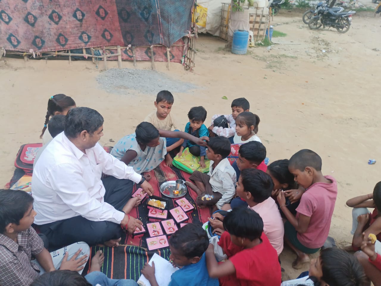 Mathura News:​ जस्टिस फॉर चिल्ड्रन एंड वूमेन सोसायटी अध्यक्ष ने झुग्गी-झोपड़ियों में मनाया भैया दूज पर्व