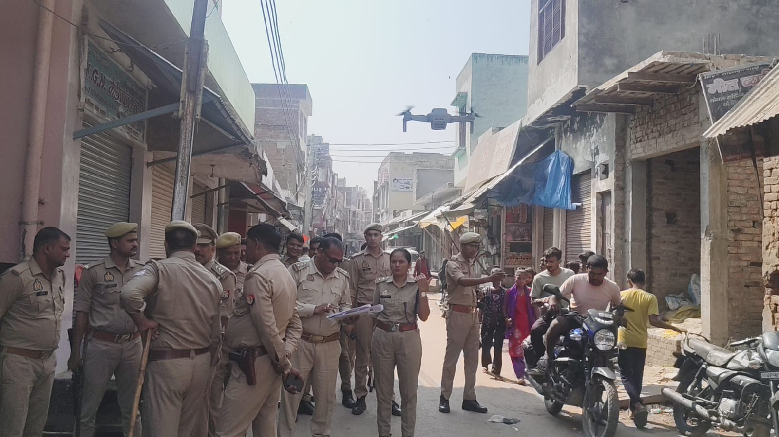 KASGANJ NEWS लहरा रोड कांड: कार खड़ी करने के विवाद में पथराव और फायरिंग — दोनों पक्षों से रिपोर्ट दर्ज, 11 लोग हिरासत में; रियाज के लाइसेंस होंगे निरस्त