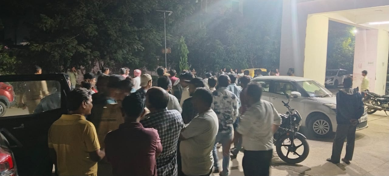 KASGANJ NEWS कासगंज में 19 वर्षीय युवक की बेरहमी से हत्या, रेप केस दर्ज कराने वाली युवती फफकी, चाचा ने लड़की के परिजनों पर लगाया हत्या का आरोप, पुलिस जांच में जुटी