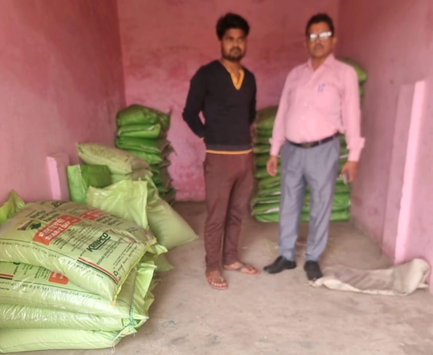 KASGANJ NEWS  नकली व प्रतिबंधित डीएपी उर्वरक का भंडार पकड़ा गया — गोदाम सील, विक्रेता पर FIR दर्ज की जा रही
