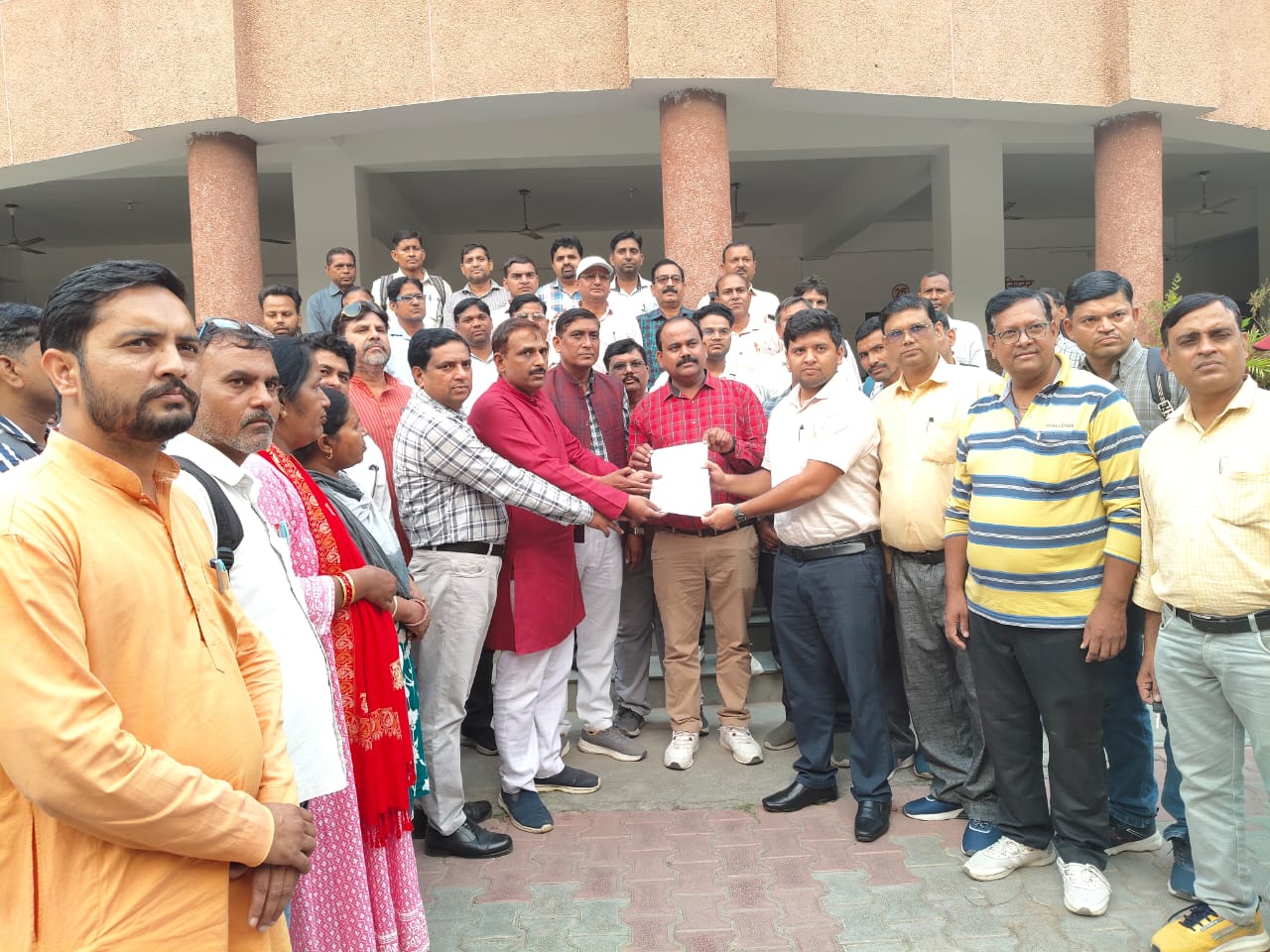 KASGANJ NEWS ऑनलाइन हाजिरी के विरोध में शिक्षक हुए एकजुट, मुख्यमंत्री को सौंपा ज्ञापन