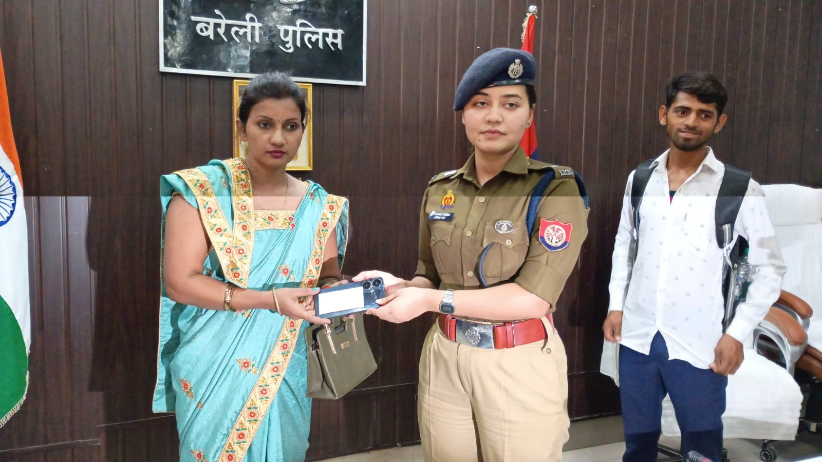 Bareilly News: पुलिस ने बरामद किए 45 लाख के मोबाइल, मालिकों को सौंपे