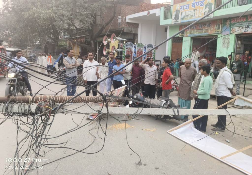 Bareilly News :  बिजली के झूलते तारों में फंसा ट्रक, दो खम्भे गिरे, बड़ा हादसा टला 