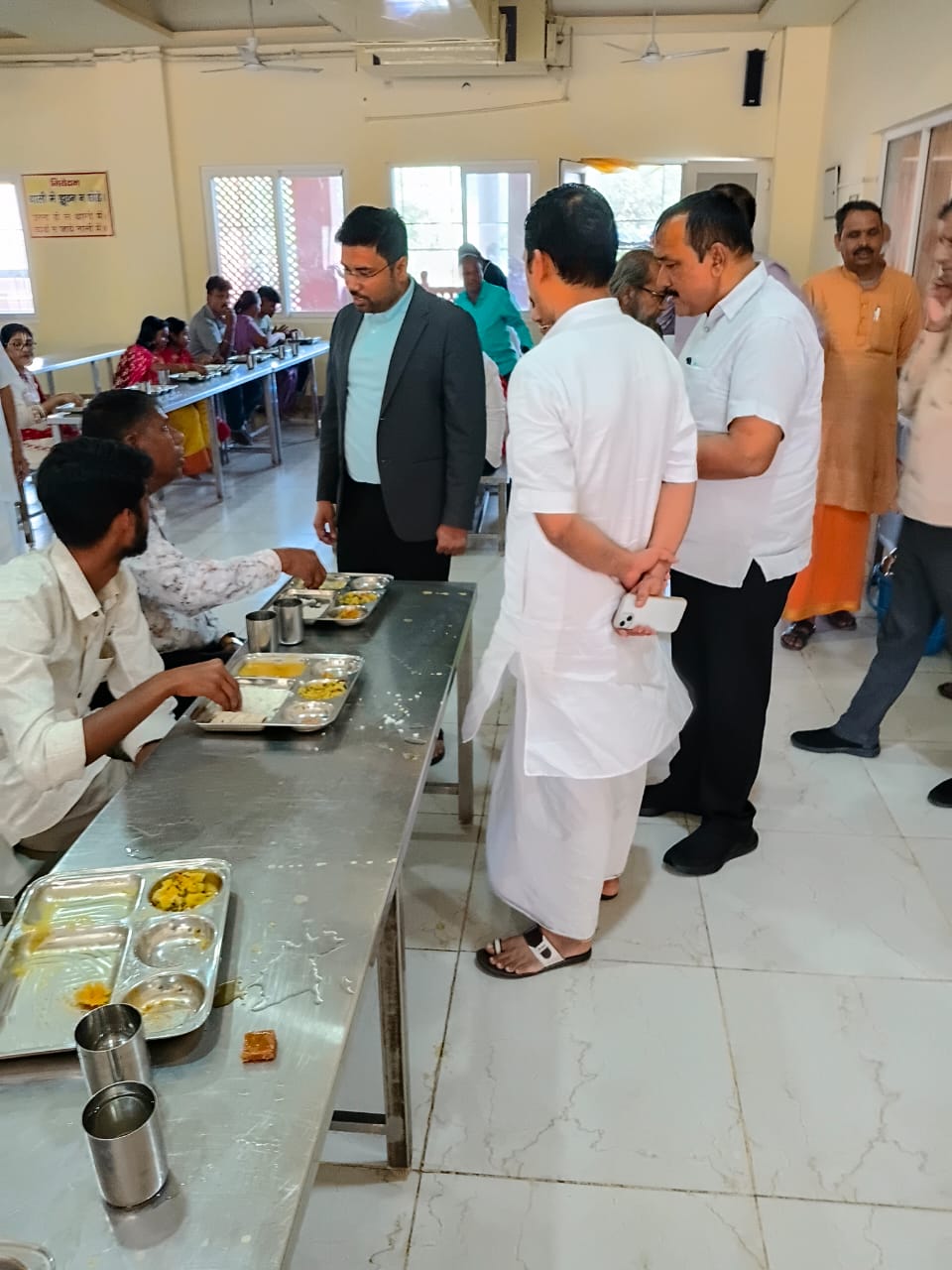 Mathura News- सीईओ ने अन्नपूर्णा भवन व टीएफसी का किया निरीक्षण, सुधार के निर्देश