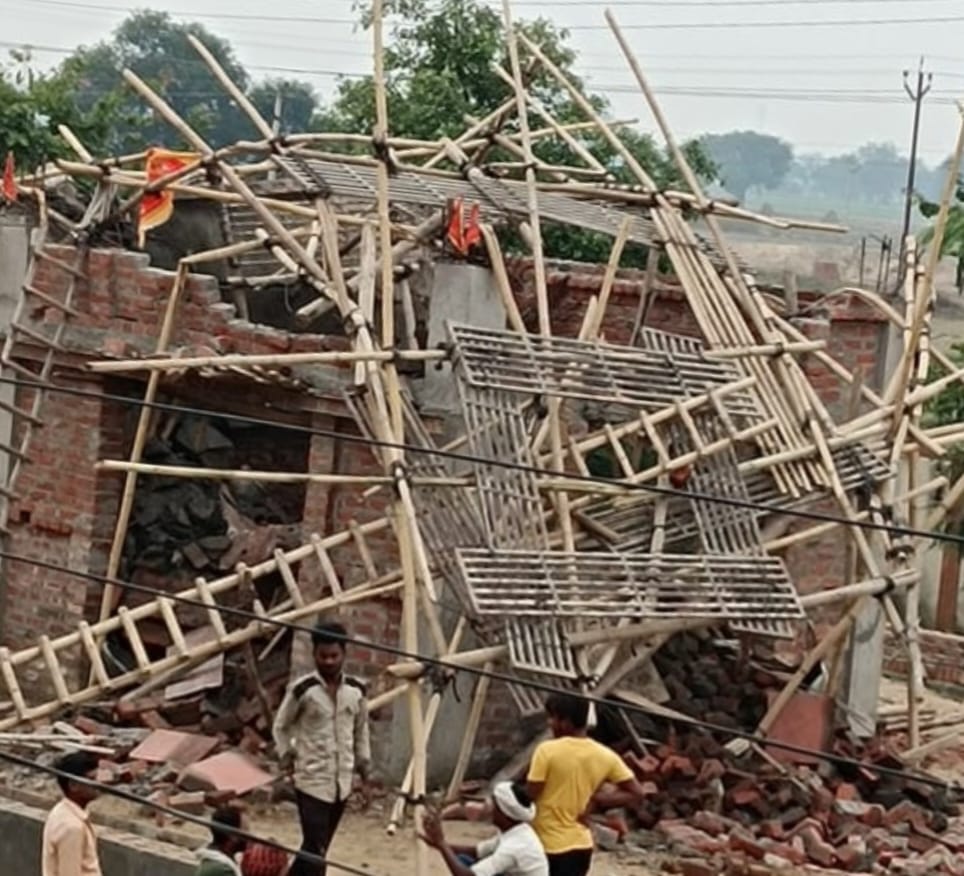 KASGANJ NEWS कासगंज पुलिस लाइन में बड़ा हादसा टला — निर्माणाधीन मंदिर भरभराकर गिरा, मजदूर बाल-बाल बचे