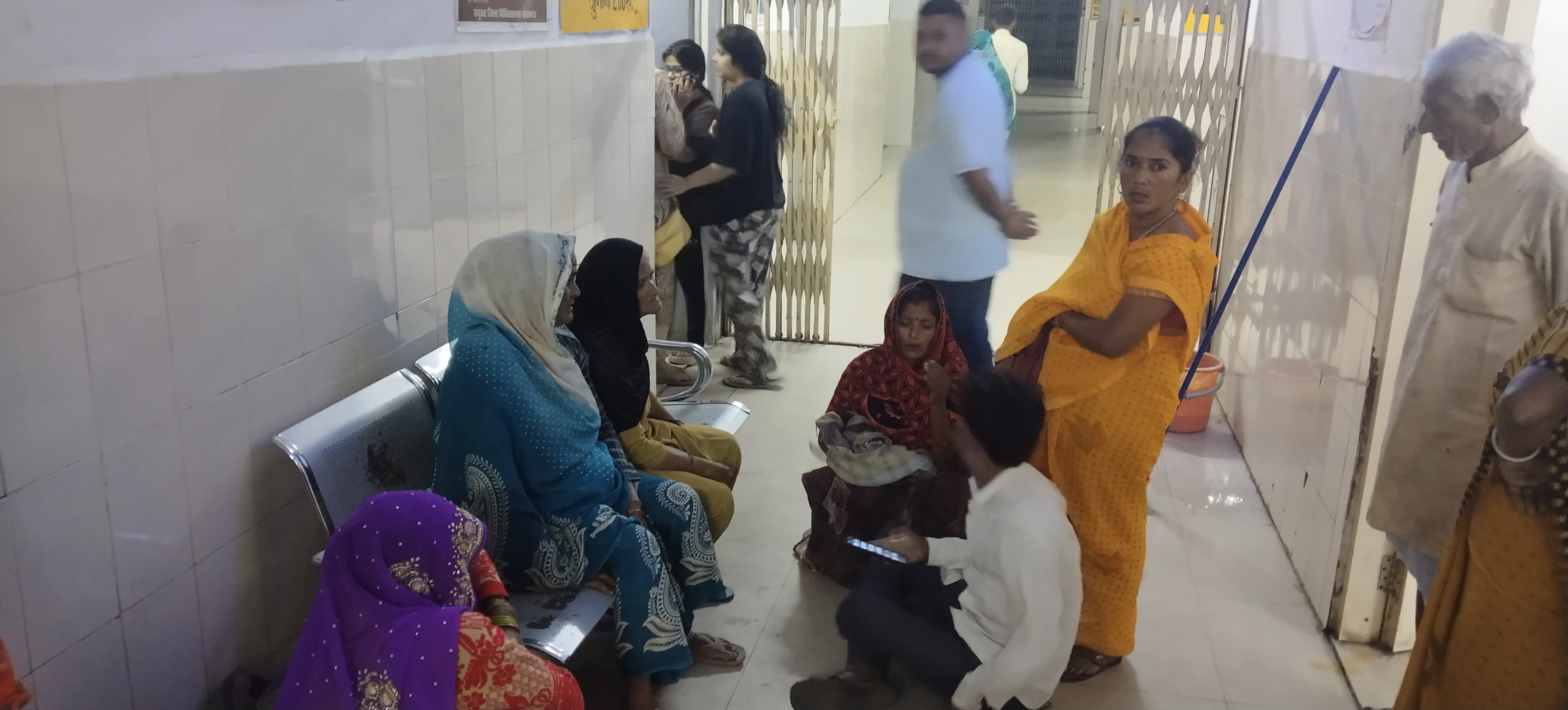 KASGANJ NEWS गंजडुंडवारा सीएचसी में डिलीवरी ऑपरेशन के दौरान जच्चा की मौत, बच्चा गंभीर — परिजनों ने लगाया चिकित्सक पर लापरवाही का आरोप