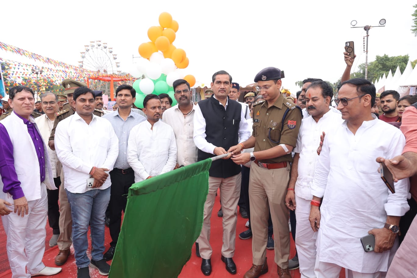 Mathura News: यातायात माह, डीएम-एसएसपी ने हरी झंडी दिखा जागरूकता रैली को रवाना किया 