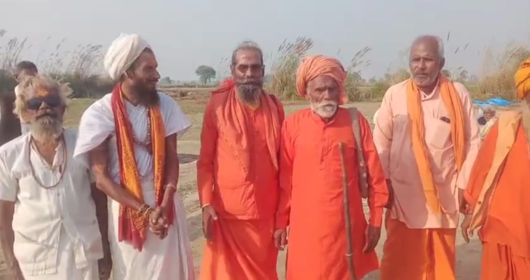 KASGANJ NEWS सोरों में भाजपा नेता पर साधु-संतों के अपमान का आरोप, आश्रम से सामान फेंका — साधु-संतों में आक्रोश, पुलिस पर अपमानित करने का आरोप