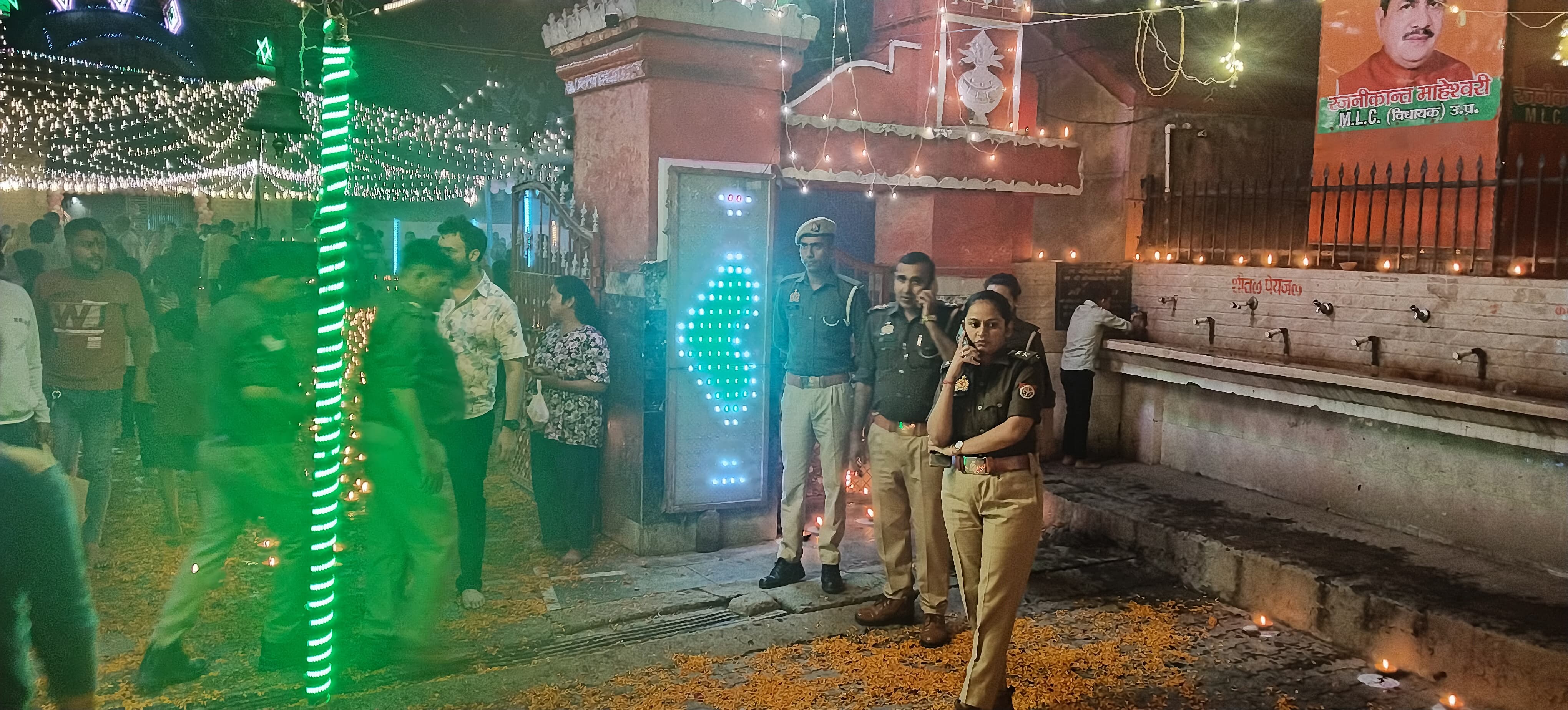 KASGANJ News चामुंडा मंदिर में कार्तिक पूर्णिमा पर जगमगाई देव दीपावली,11  हजार दीपों से सजा दरबार