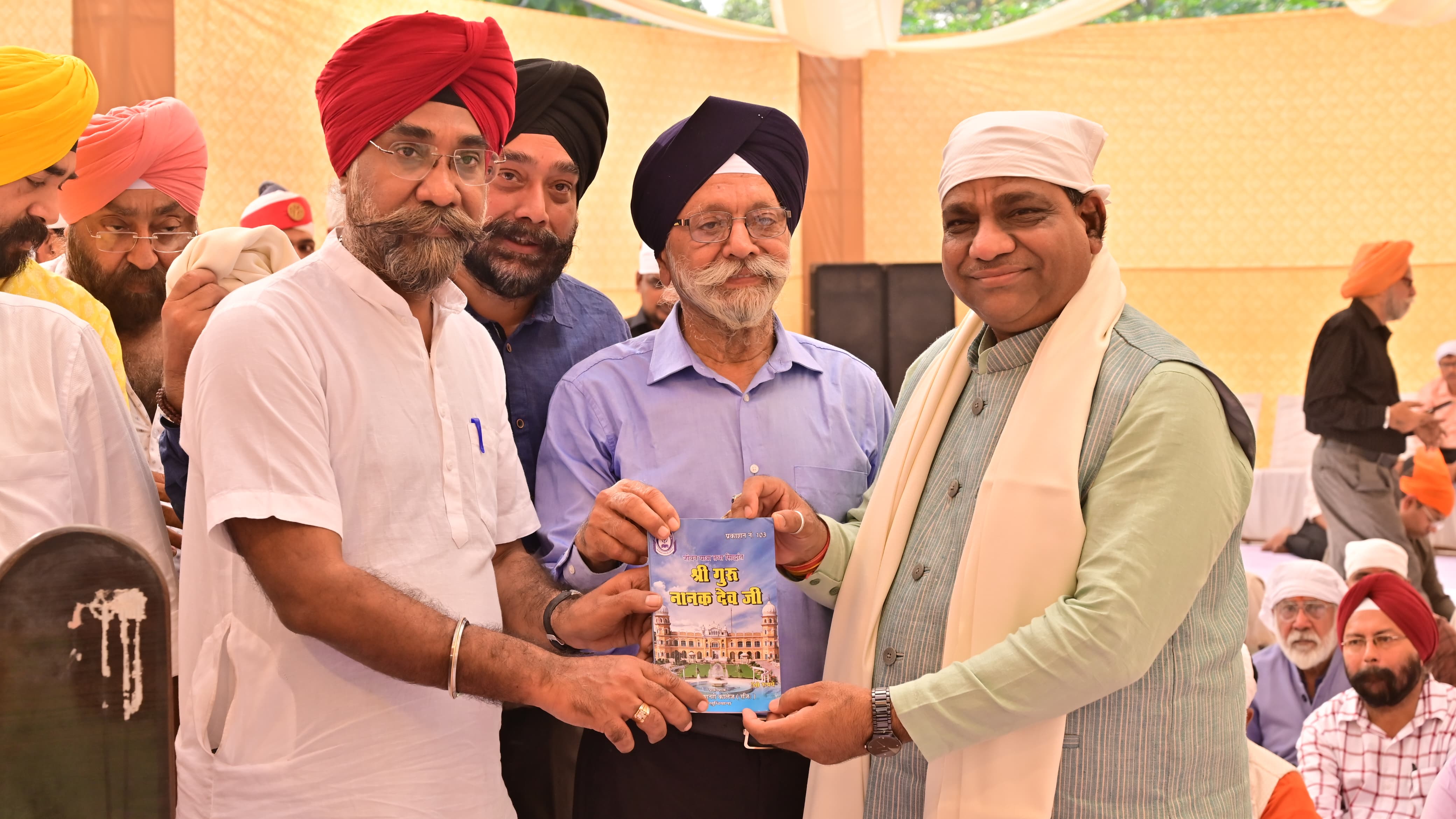 Bareilly News- गुरुनानक जयंती पर कैंट विधायक ने बांटे पौधे व प्रसाद