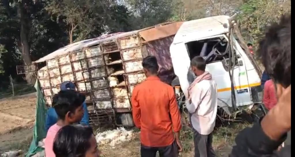 Bareilly News : तेज रफतार पिकअप हाईवे पर पल्टी, बाइक सवार गंभीर-सैकड़ों मुर्गियां मरीं, चालक फरार 