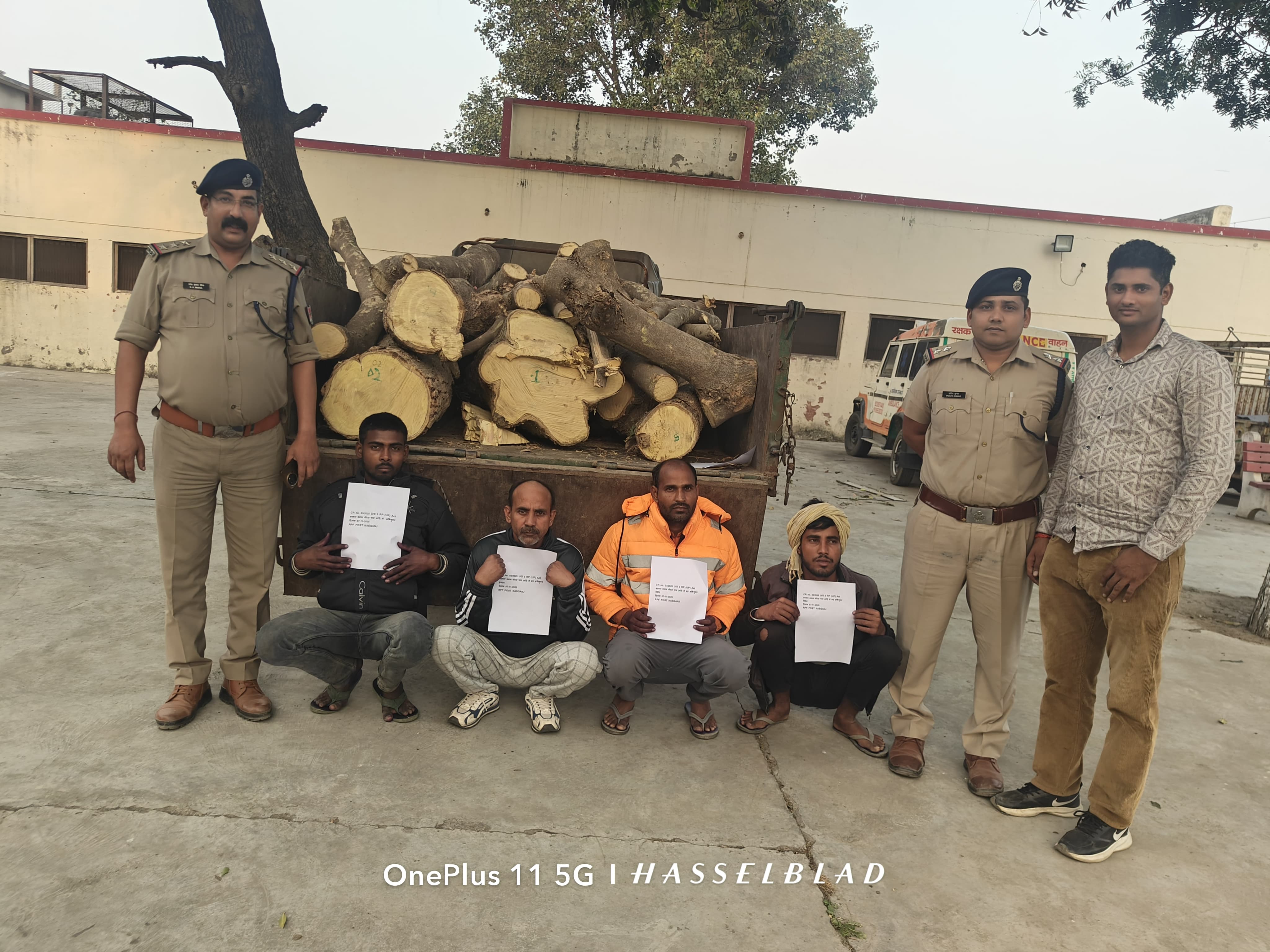 KASGANJ NEWS रेल संपत्ति की चोरी में रेलवे कर्मचारी समेत चार गिरफ्तार, ₹10,000 की लकड़ी बरामद — आरपीएफ की बड़ी कार्रवाई