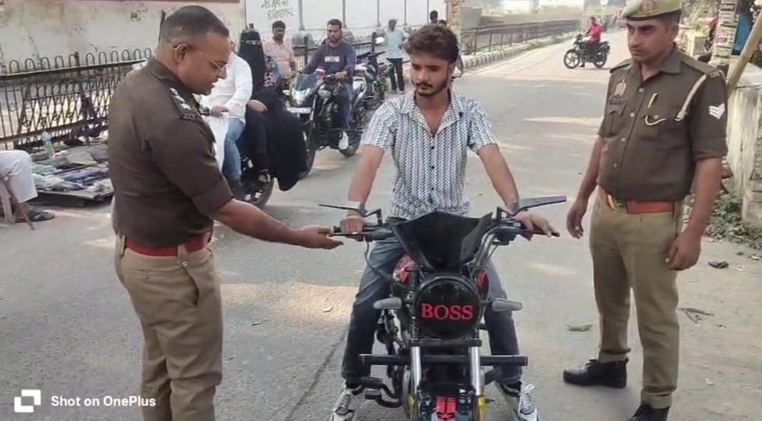 KASGANJ NEWSपटियाली सीओ संदीप वर्मा ने गस्त के दौरान बाइक सीज की — तेज आवाज वाले हॉर्न और सालेंसर पर की कार्रवाई