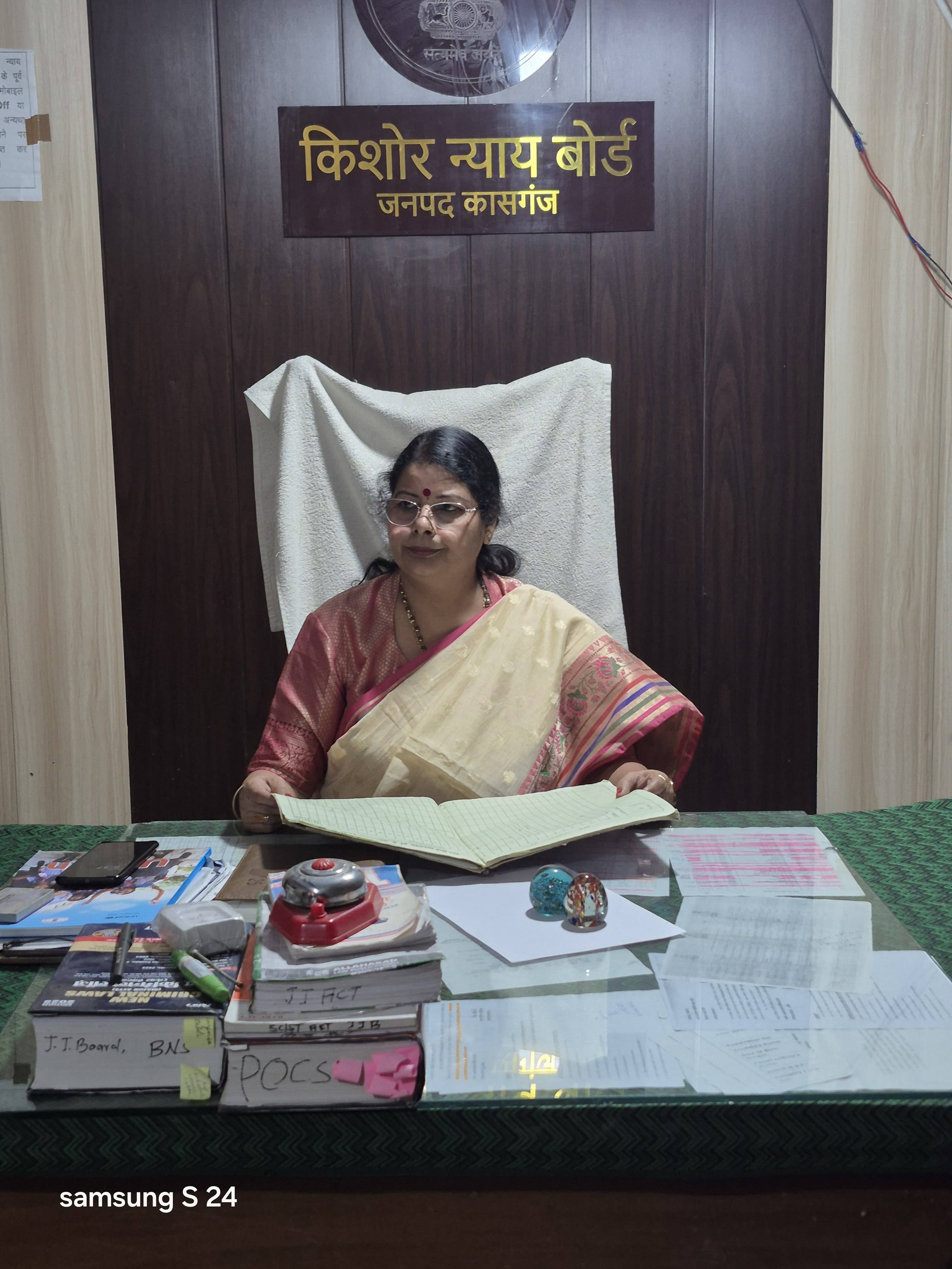 KASGANJ NEWS कासगंज में राज्य महिला आयोग की सदस्य रेनू गौड़ ने किया निरीक्षण — बाल कल्याण समिति में कर्मचारी न मिलने पर जताई नाराजगी, किशोर न्याय बोर्ड में मिला चतुर्थ श्रेणी का कर्मचारी