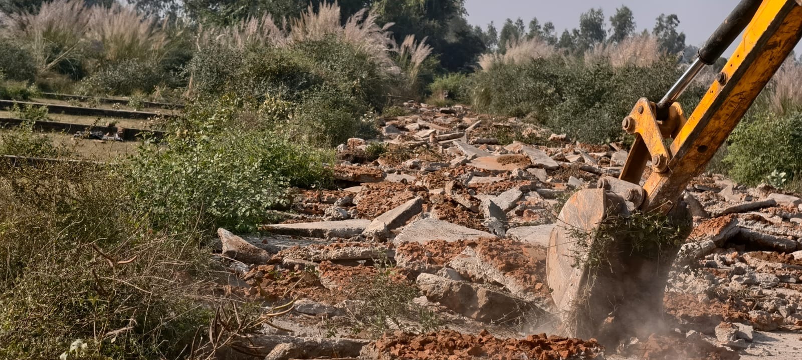 Bareilly News: इज्जतनगर में अवैध कॉलोनी पर चला बीडीए का बुलडोजर