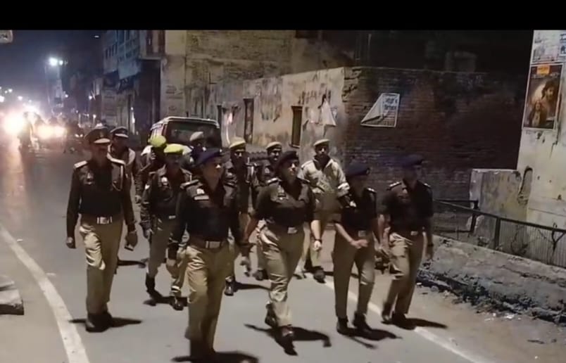 KASGANJ NEWS दिल्ली ब्लास्ट के बाद कासगंज में हाई अलर्ट — एसपी अंकिता शर्मा ने रात में शहर में पैदल गश्त कर लिया हालात का जायजा