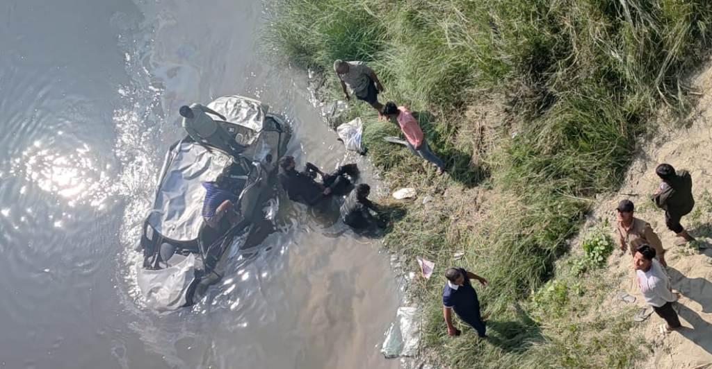 Bareilly News : पुल की रेलिंग तोड़कर बहगुल नदी में गिरी कार, एक युवक की मौत, चार घायल