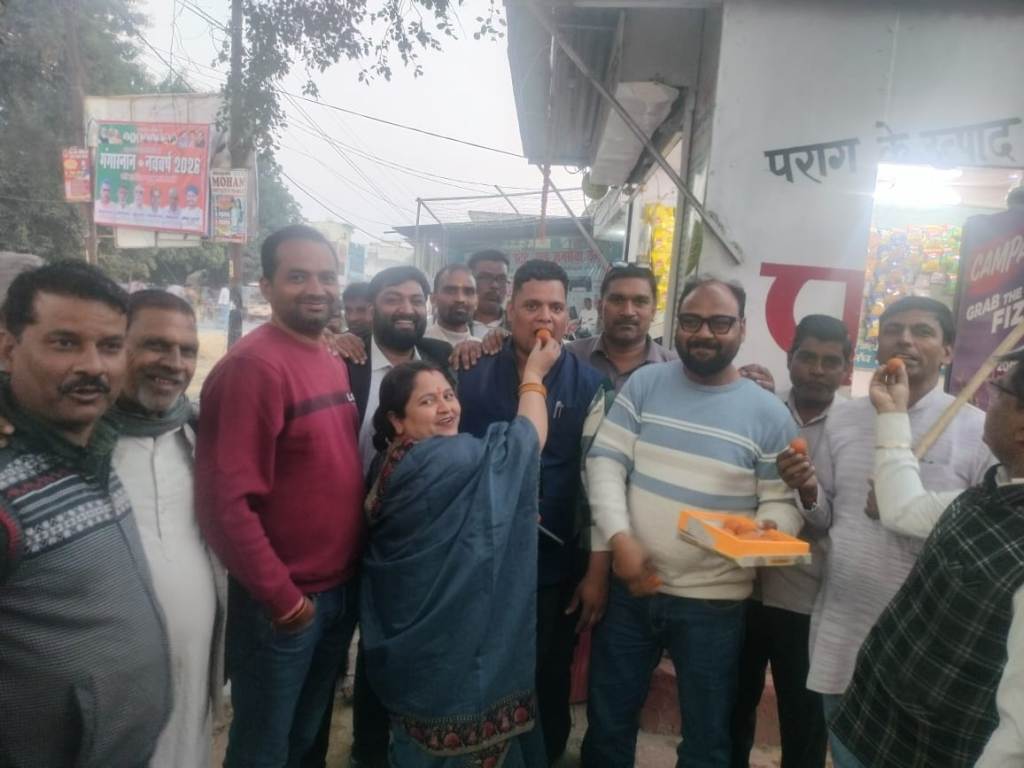 Bareilly News :  बिहार में एनडीए की प्रचंड जीत पर भाजपाईयों नें मीरगंज में मनाया धमाकेदार जश्न, थिरके कदम