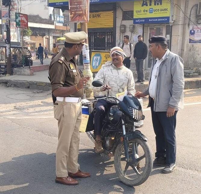 Badaun News :यातायात प्रभारी ने यातायात माह में आमजन को सड़क सुरक्षा के प्रति जागरूक किया