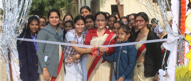 मथुरा न्यूज: बाल दिवस पर स्कूल में बच्चों ने लगाए टी स्टॉल