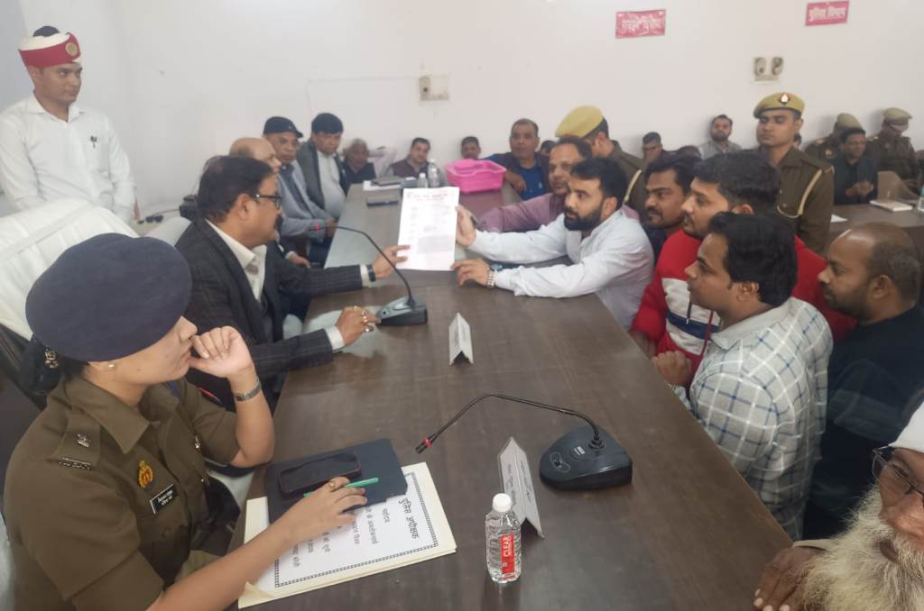 Bareilly News : प्रांतीय आहवान पर लेखपाल संघ ने मीरगंज में धरना प्रदर्शन कर 8 सूत्रीय मांगों का ज्ञापन डीएम को सौंपा