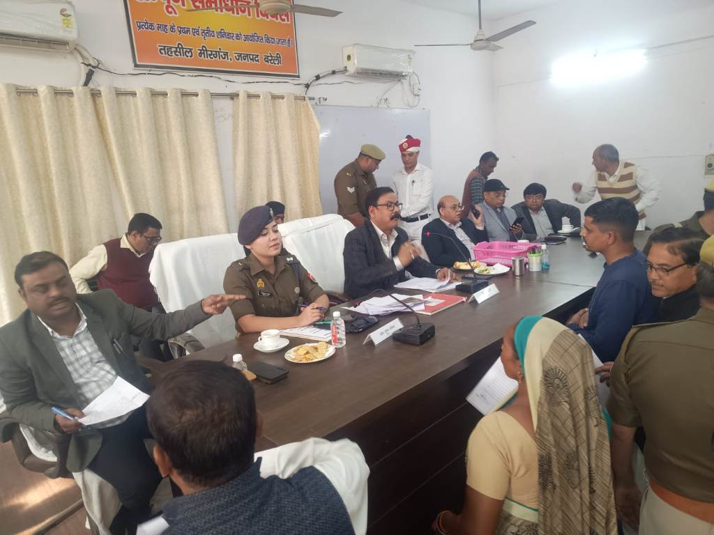 Bareilly News : सम्पूर्ण समाधान दिवस में शिकायतों और जिम्मेदारों की लापरवाही पर डीएम दिखे तल्ख, कईयों की लगाई लताड़ 