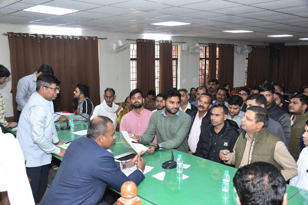 Bareilly News-पत्नी को निलंबित कराने तहसील पहुंचा पति, जांच के निर्देश