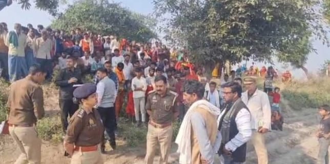 KASGANJ NEWS कासगंज: संदिग्ध परिस्थितियों में पेड़ से लटका मिला 42 वर्षीय युवक का शव, सहावर पुलिस कर रही गहराई से जांच