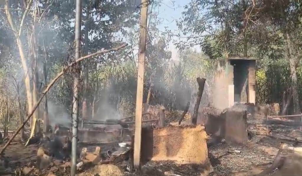 Bareilly News : हाईटेंशन लाइन से उड़ी चिंगारी, किसान की झोपड़ी में लगी भीषण आग से सबकुछ हुआ राख  