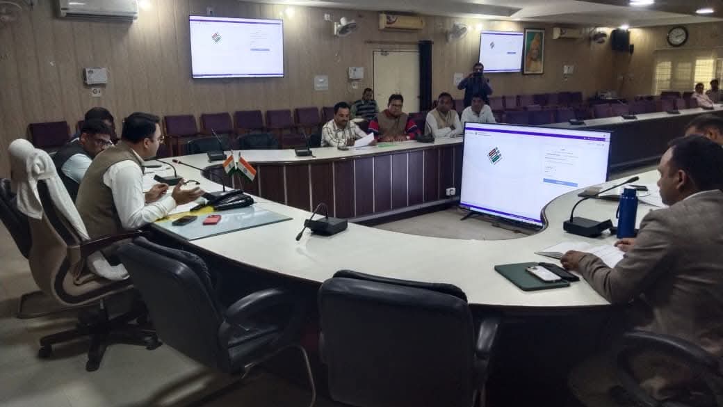 Badaun News :निर्वाचन तैयारी: मतदेय स्थल सम्भाजन पर चर्चा