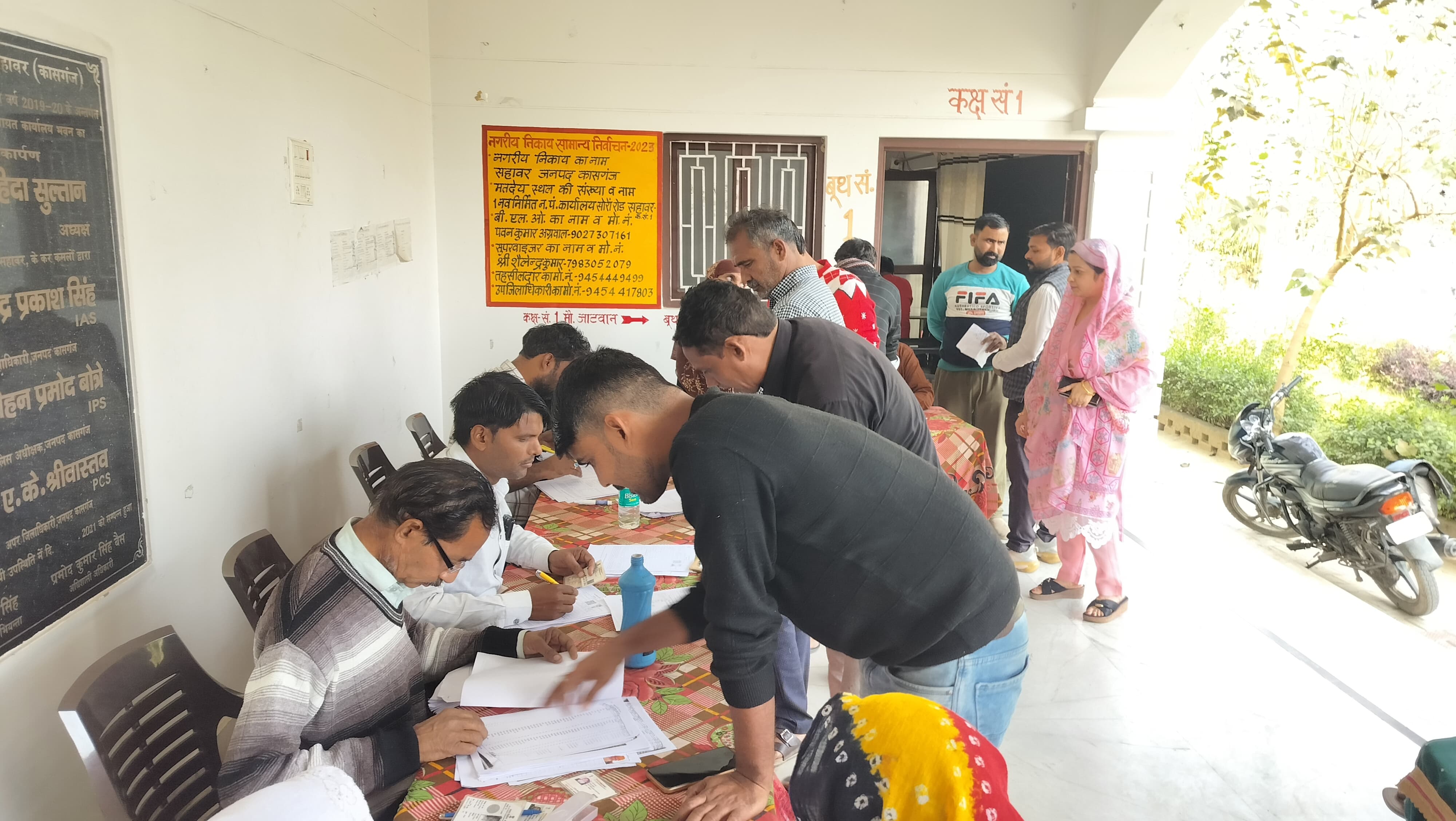 KASGANJ NEWS कासगंज: सहावर नगर पंचायत चेयरमैन नाशी खान ने SIR सर्वे के लिए लगाया विशेष कैंप, लोगों को मिल रही बड़ी राहत