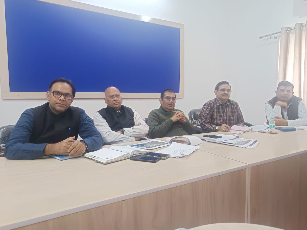 KASGANJ NEWS कासगंज में स्वास्थ्य कार्यक्रमों की समीक्षा बैठक, अपर निदेशक डॉ. मोहन झा ने दिए शत-प्रतिशत प्रगति के निर्देश