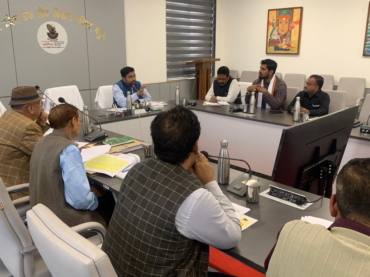 Mathura News- ब्रज विकास परियोजनाओं में देरी पर सीईओ नाराज, वन विभाग को नोटिस